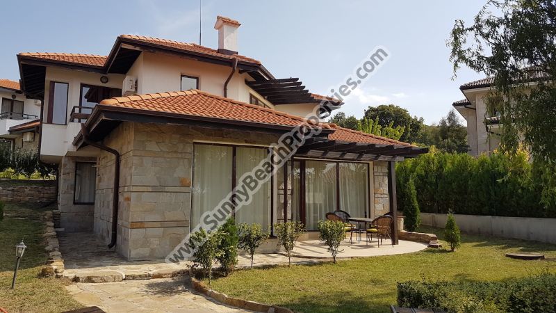 Продается самостоятельный мебелированный дом с 4 спальнями и 4 санузлами Bay view villas Кошарица 4 км от пляжа Солнечного берега. Болгария