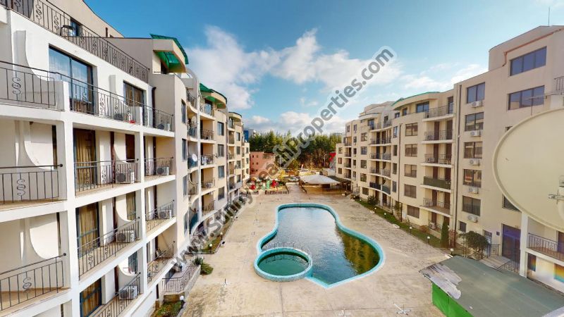 Продается меблированная трехкомнатная квартира с видом на бассейн в комплексе Авалон /Avalon/, 350м. от пляжа Солнечного берега