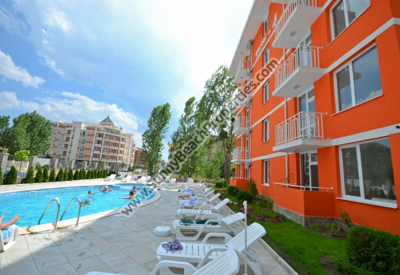 Продается двухкомнатная меблированная квартира с видом на бассейн в Гербер Резиденс 4 /Gerber Residence 4/, 400м. от пляжа Солнечного берега