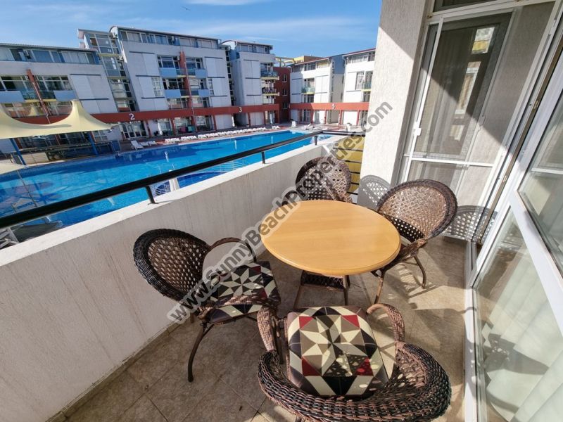 Продается меблированная двухкомнатная квартира с одной спальней с видом  на бассейн в Элит 3 /Elite 3/, 350 м. от пляжа Солнечного берега