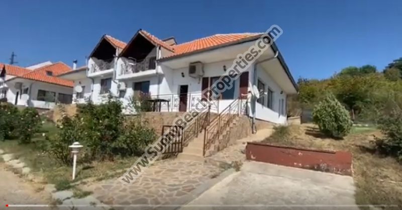 Продается меблированный дом с 4 спальнями и 4 санузлами в комплексе вилл Магнолия вилидж /Magnolia village/ 3км от пляжа Солнечного берега, Болгария