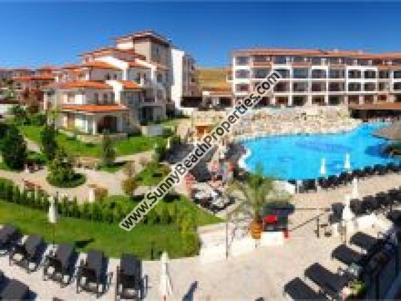 Продается меблированная двухкомнатная квартира пентхаус с видом на море в 4**** апарт и вилла СПА ризорт Виньярдс /Vineyards/ 2000 м. от пляжа г. Ахелой, Болгария