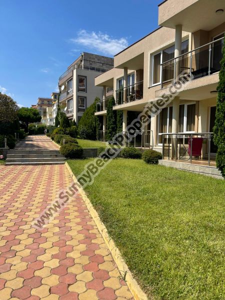 Продается меблированный дом (таунхаус) с 2 сп/ 2в. с видом на бассейн 400м. от пляжа Святой Влас Болгария