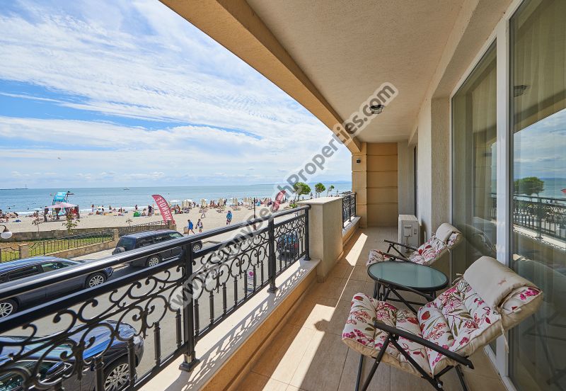 Продается шикарная меблированная квартира с 2 спальнями с видом на море в 4**** круглогодичном Пенелопа Палас апарткомплексе  на самом пляже в Поморие
