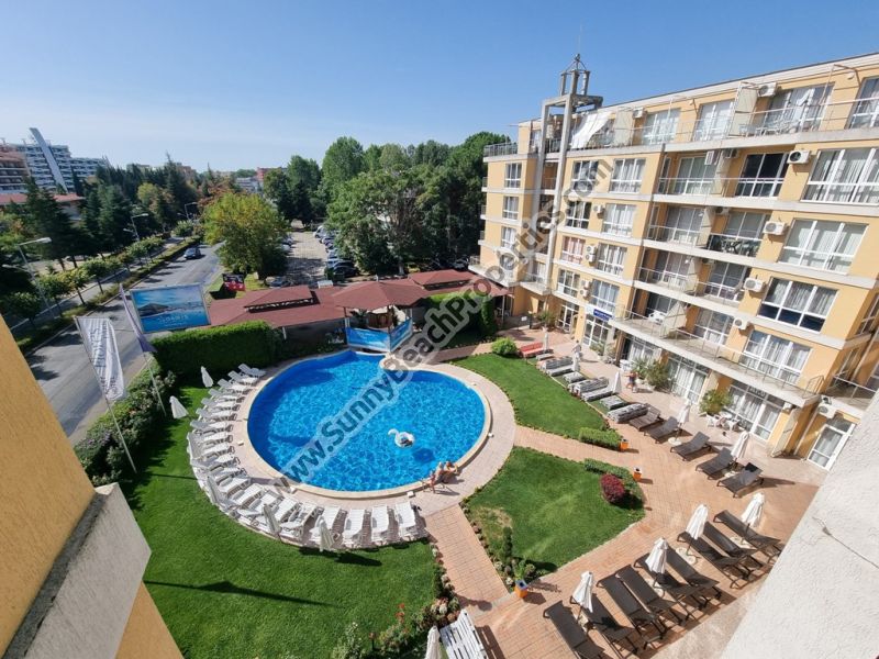 Продается меблированная двухкомнатная квартира с видом на бассейн Флорес Парк в центре Солнечного берега Болгария 500 м. от пляжа. 