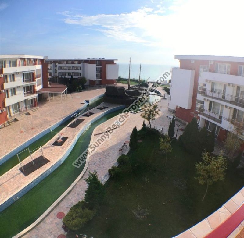  Продается меблированная трехкомнатная квартира с видом на море и бассейн в Привилидж Форт Бийч, Елените, Болгария