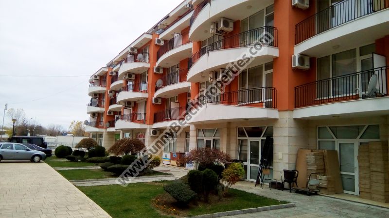 Продается меблированная трехкомнатная квартира в Аквамарин / Aquamarine на тихом месте 150м от пляжа Солнечного берега, Болгария