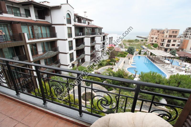 Продается меблированная люкс двухкомнатная квартира с видом на море и камином в 4**** Bulgarian Rose Gardens, Поморие, Болгария