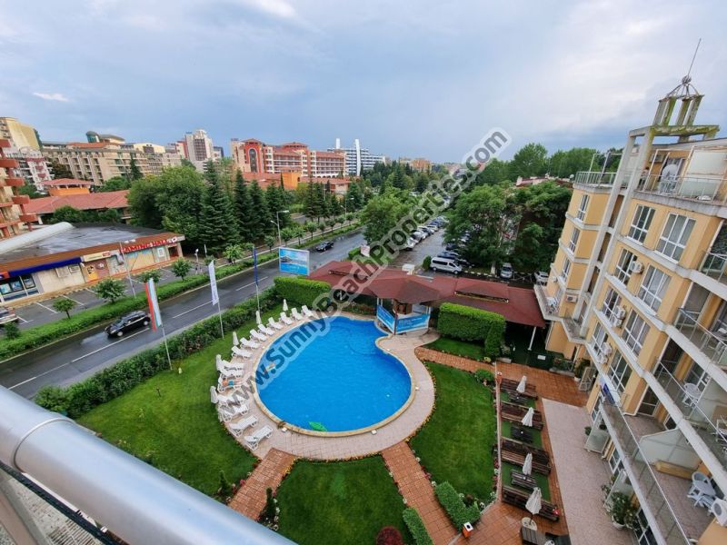 Продается меблированная двухкомнатная квартира Флорес Парк в центре Солнечного берега, Болгария, 500 м. от пляжа. 