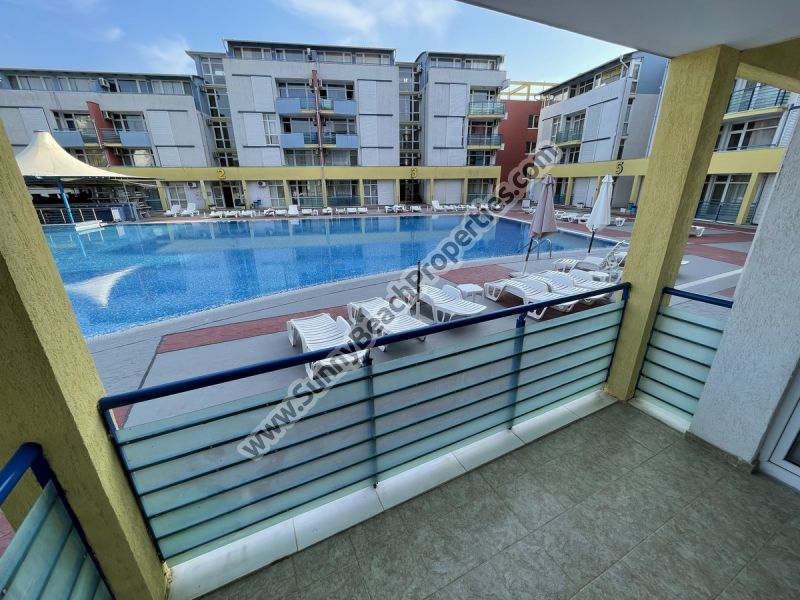 Продается меблированная двухкомнатная квартира с одной спальней с видом  на бассейн в Элит 3 /Elite 3/, 350 м. от пляжа Солнечного берега