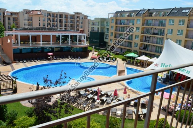 Продается меблированная двухкомнатная квартира с видом на бассейн  в комплексе Поло ризорт /Pollo Resort/ в 400 метров от пляжа Солнечного берега. 